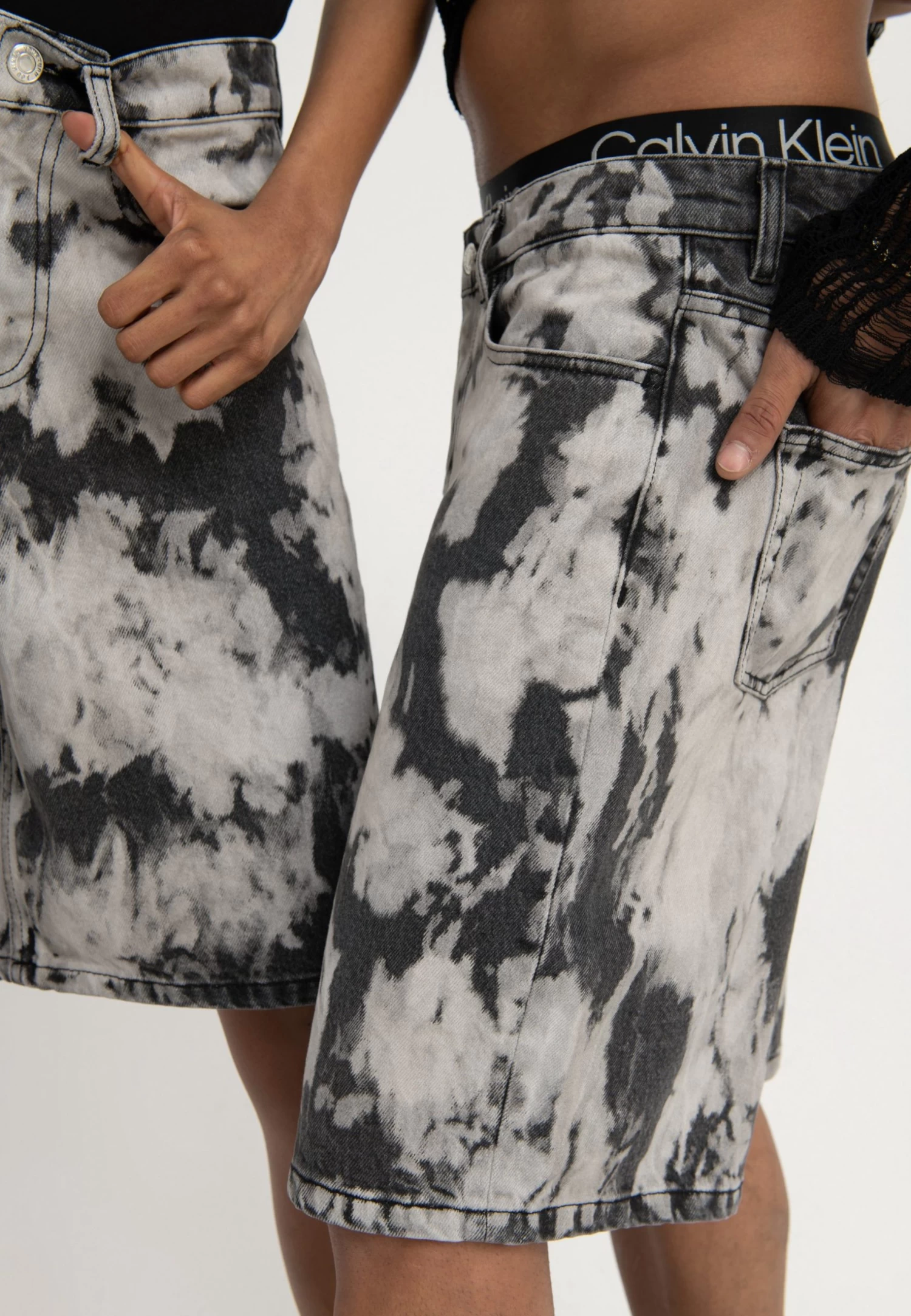 YOURTURN Unisex - Denim Shorts - Black Denim 7 YOURTURN Unisex - Denim Shorts - Black Denim - Image 5