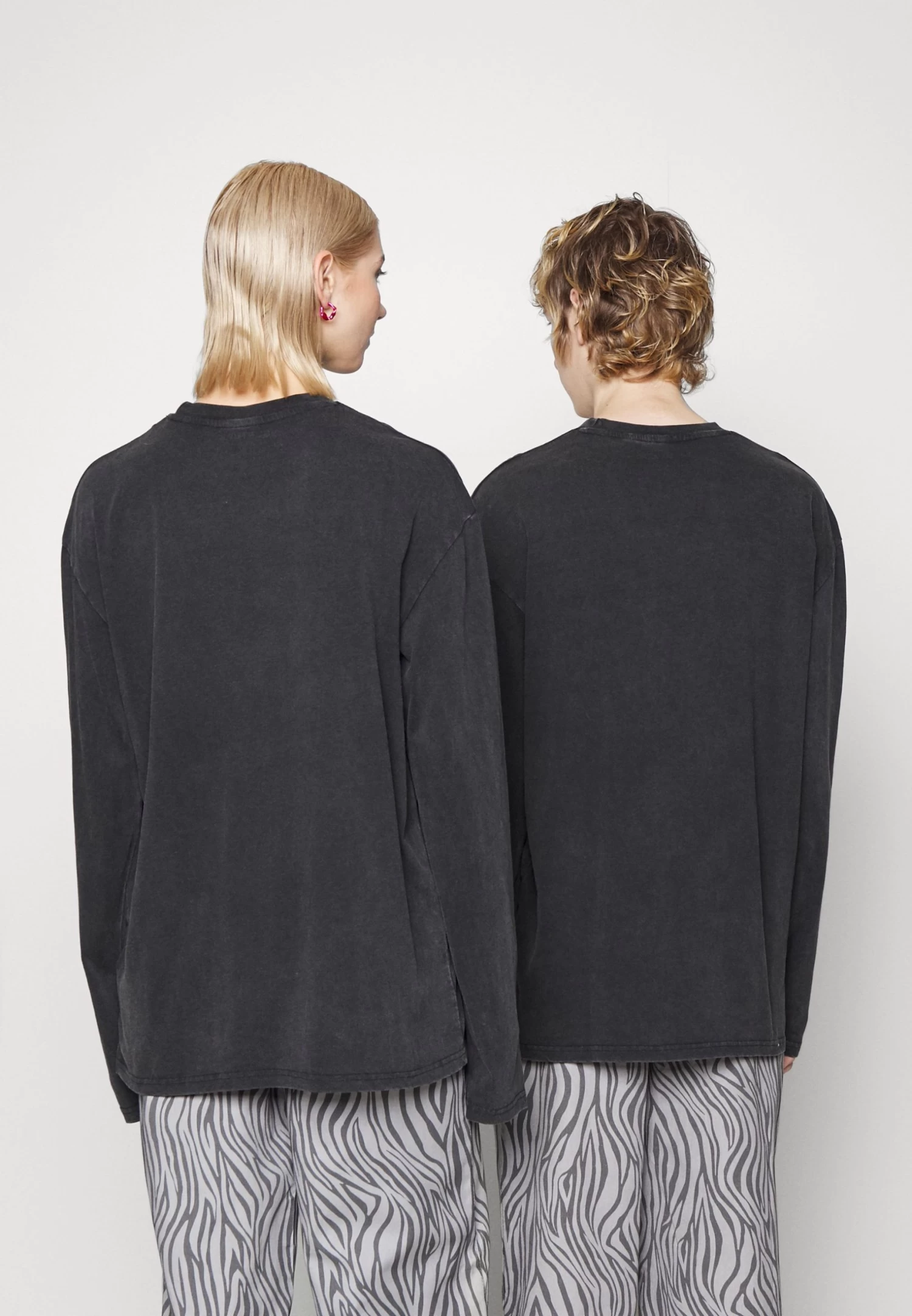 YOURTURN Sweatshirt - Black 5 YOURTURN Sweatshirt - Black - Image 3